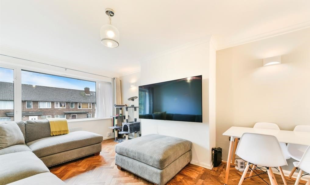 Flat Vineyard Road in Greater London