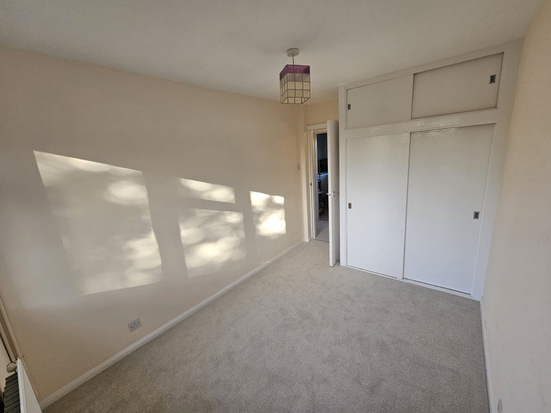 Room Bath Road in Maidenhead