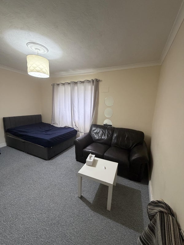 Room Brockburn Road in Glasgow