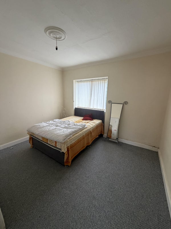 Room Brockburn Road in Glasgow