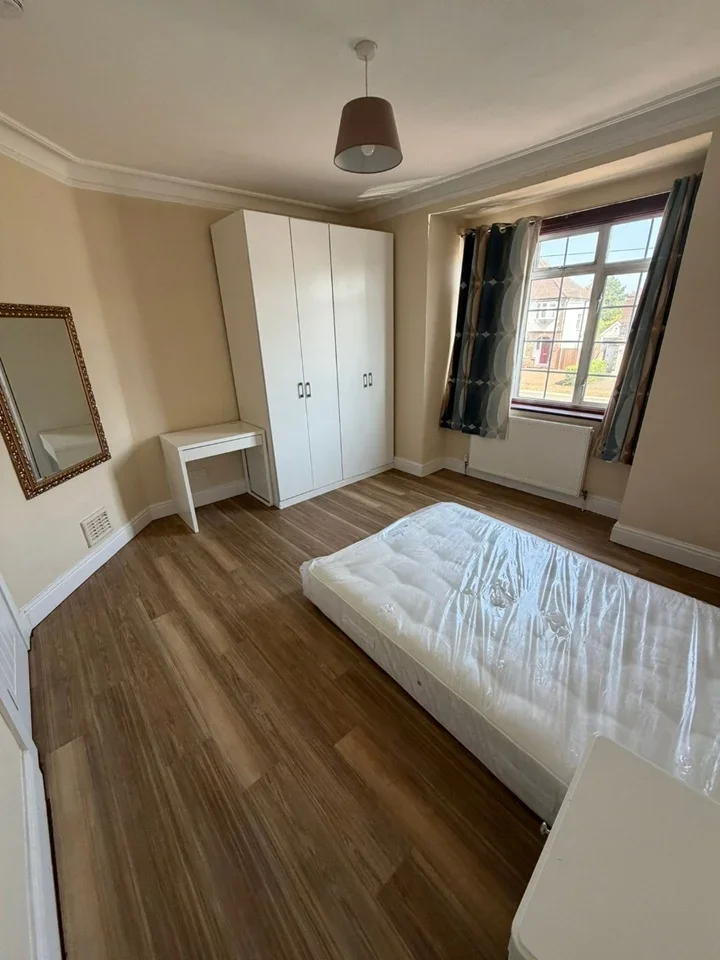 Room Ruxley Lane in Epsom and Ewell