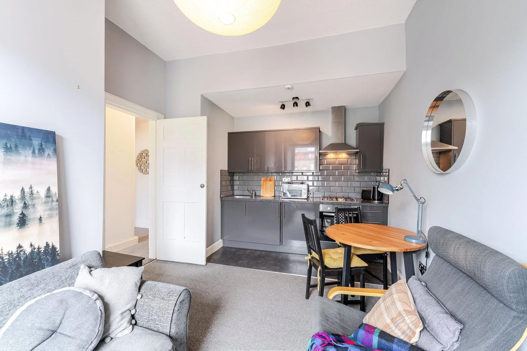 Flat St Leonard's Hill in Edinburgh