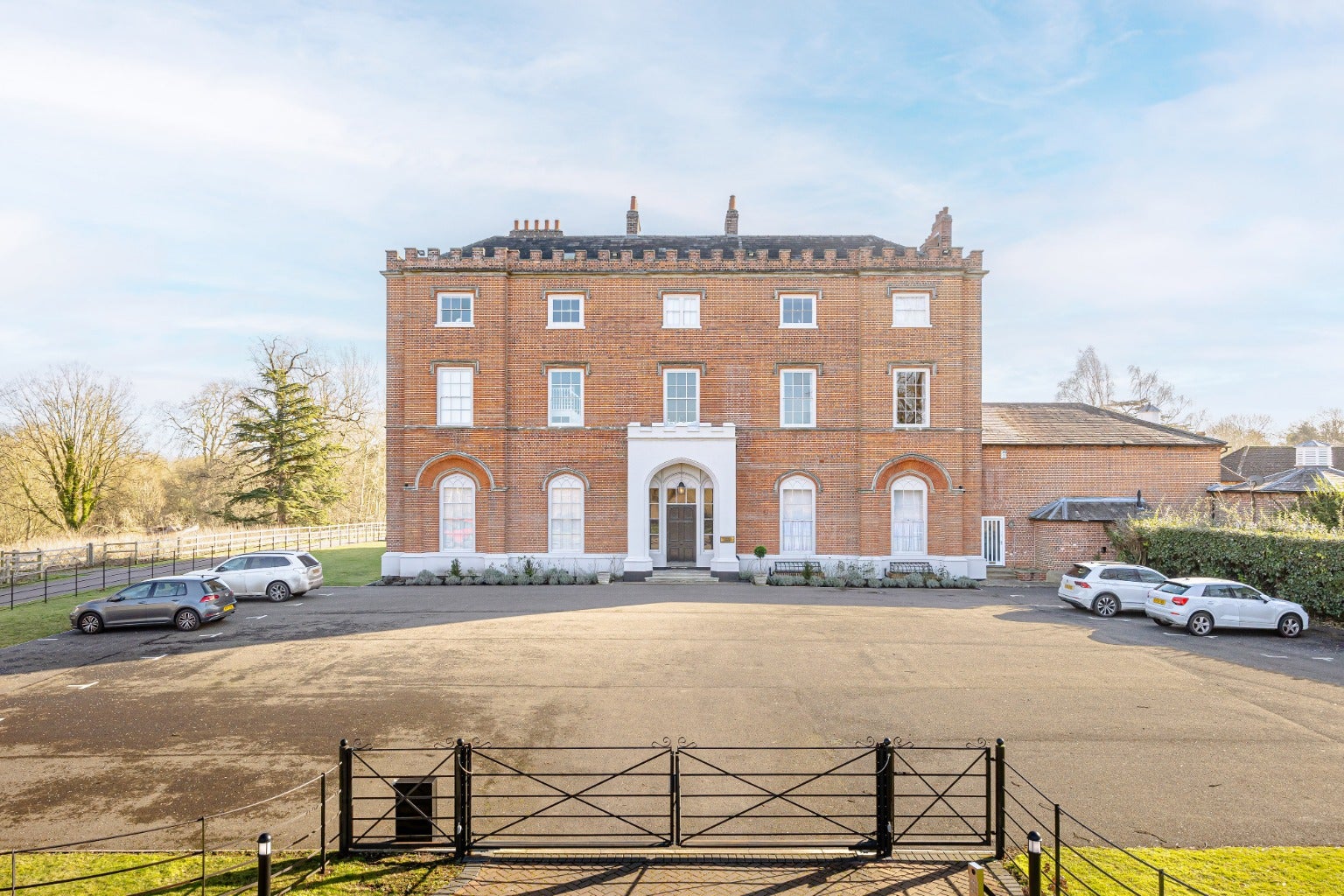 Flat Pishiobury Drive in East Hertfordshire