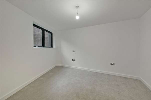 Flat Dedworth Road in Windsor