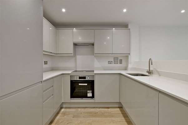 Flat Dedworth Road in Windsor