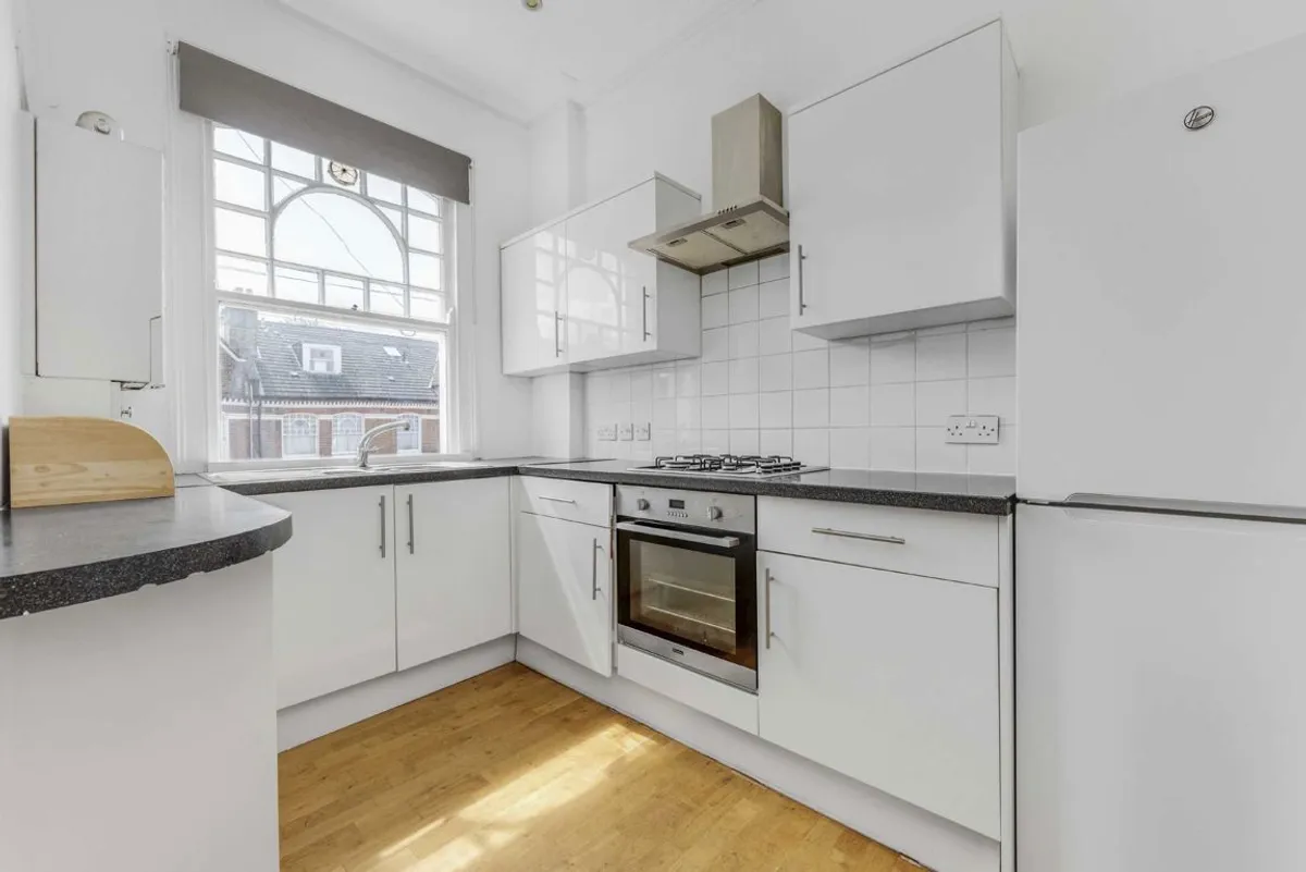 Flat Elmbourne Road in Greater London