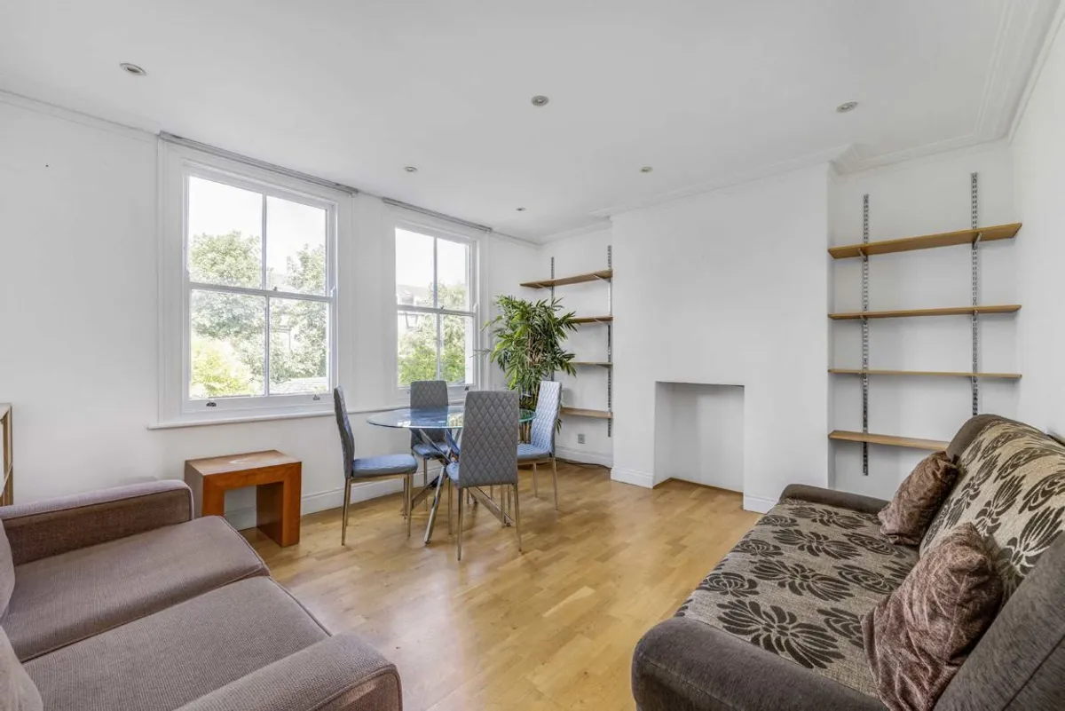 Flat Elmbourne Road in Greater London