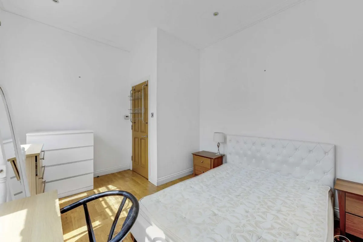 Flat Elmbourne Road in Greater London