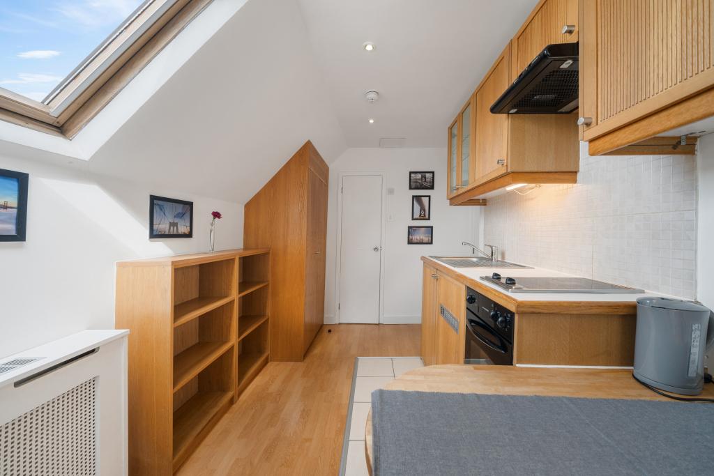 Flat Finchley Road in Greater London
