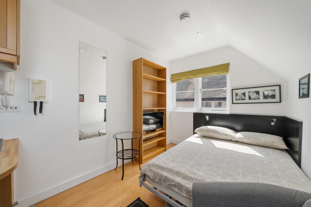 Flat Finchley Road in Greater London