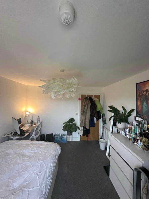 Room Berger Road in Greater London