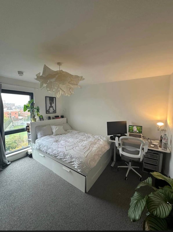 Room Berger Road in Greater London
