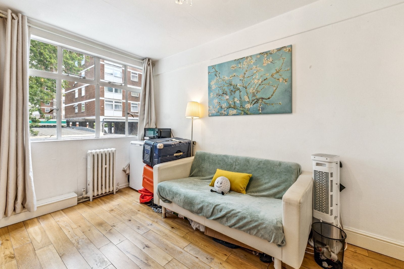 Flat Shepherds Bush Green in Greater London