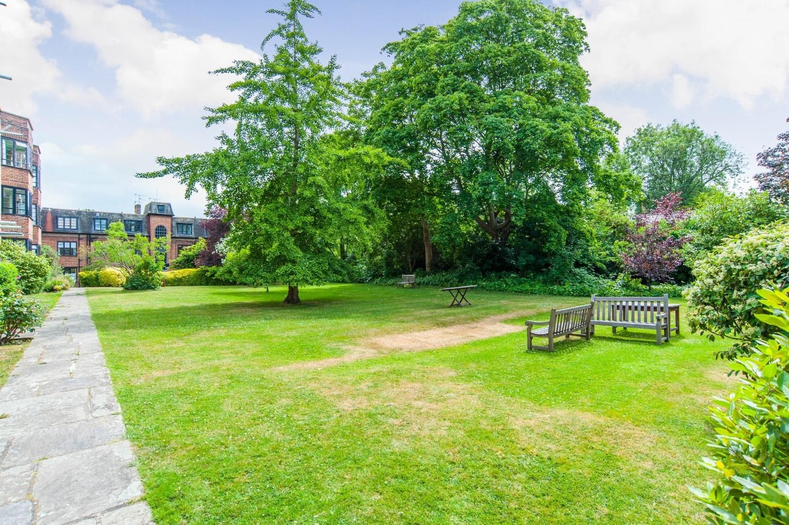 Flat Wedderburn Road in Greater London
