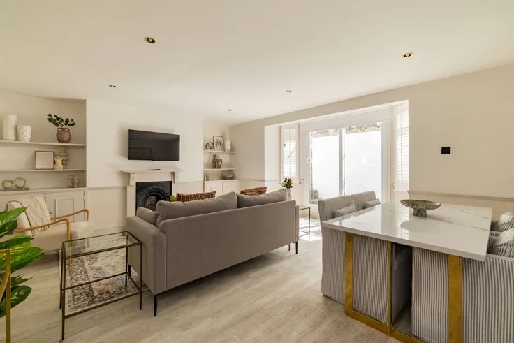 Flat Clapham Road in Greater London