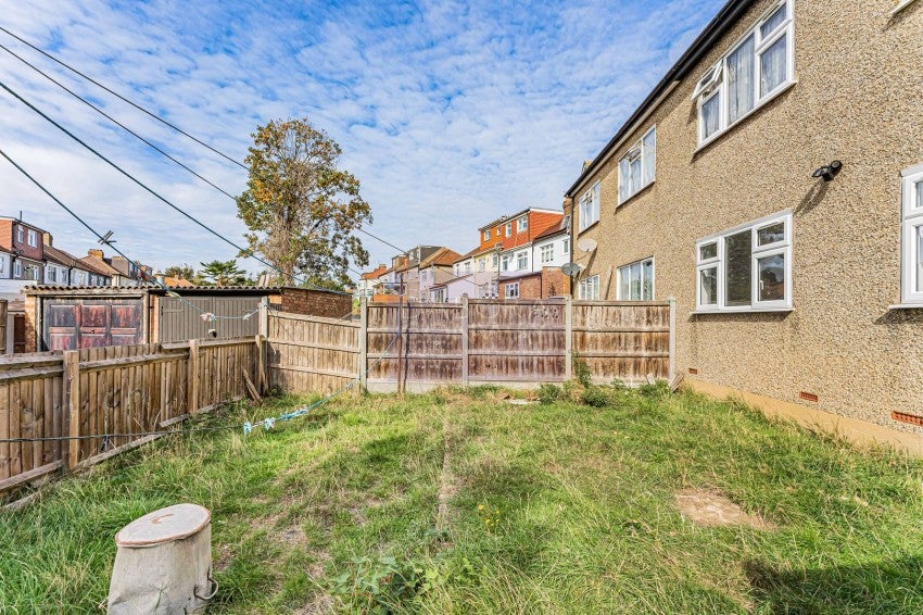 Flat Perkins Road in Greater London