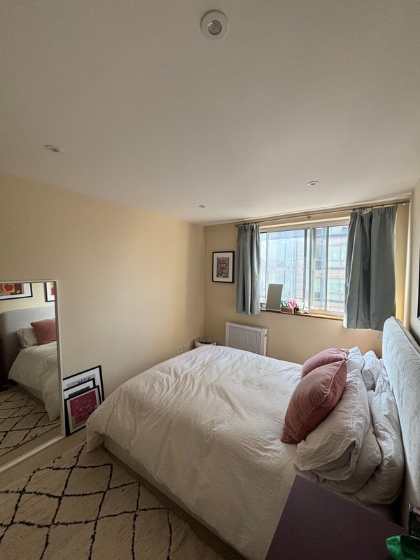 Room Grosvenor Road in City of Westminster