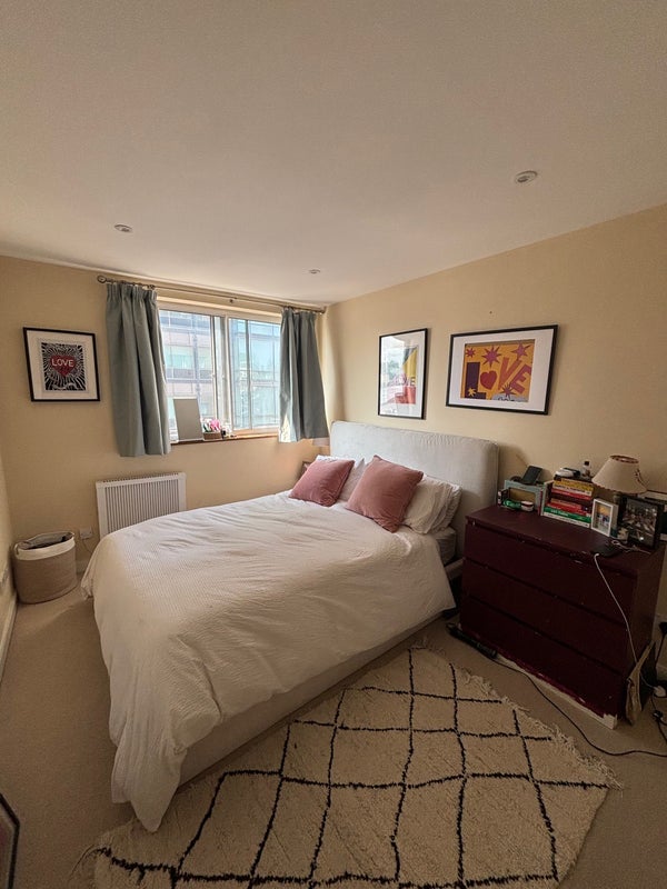 Room Grosvenor Road in City of Westminster