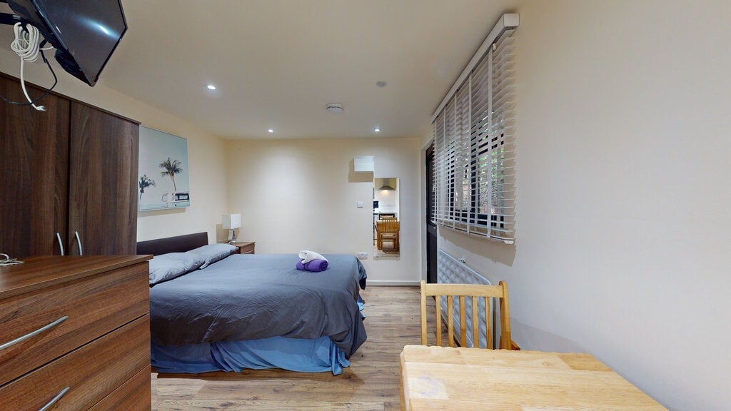 Room Chatsworth Road in Greater London