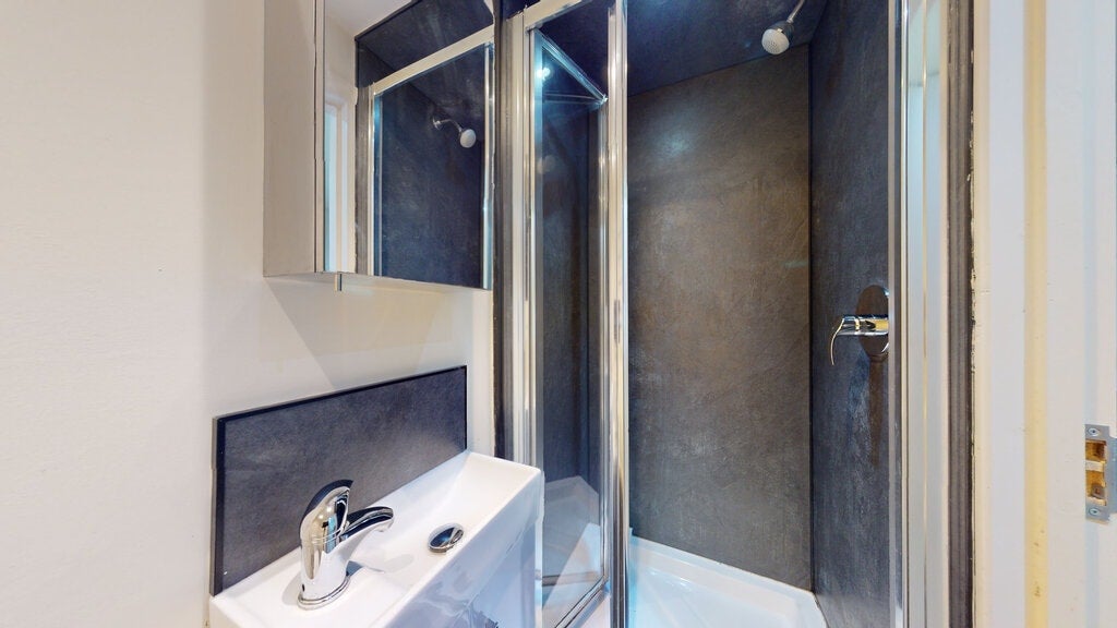 Room Chatsworth Road in Greater London