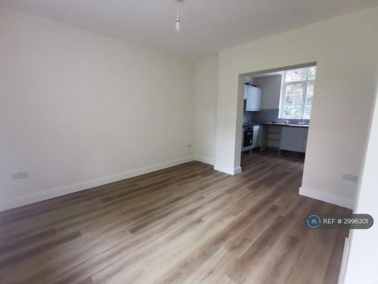 Flat Rookery Lane in Greater London