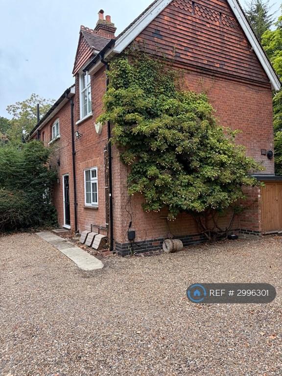 Flat Rookery Lane in Greater London