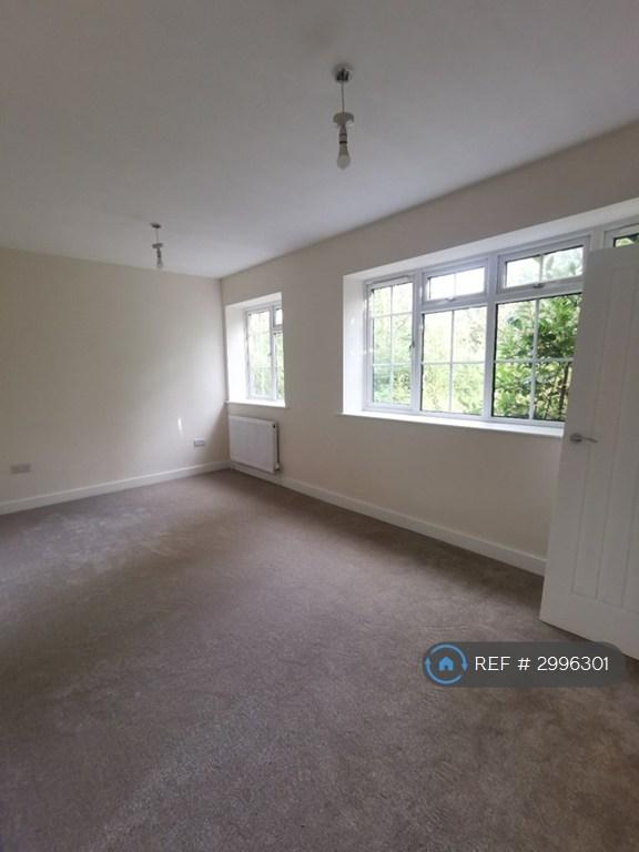Flat Rookery Lane in Greater London