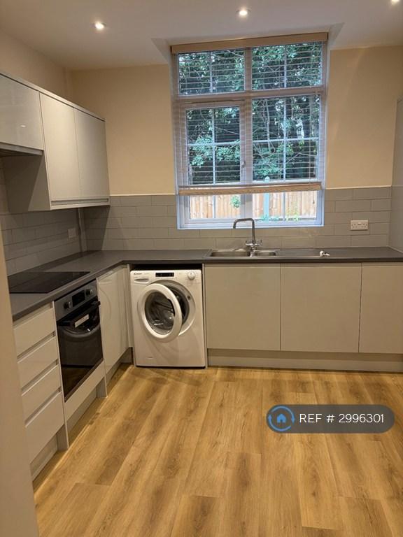 Flat Rookery Lane in Greater London