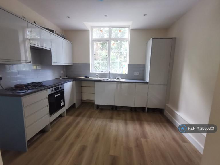 Flat Rookery Lane in Greater London