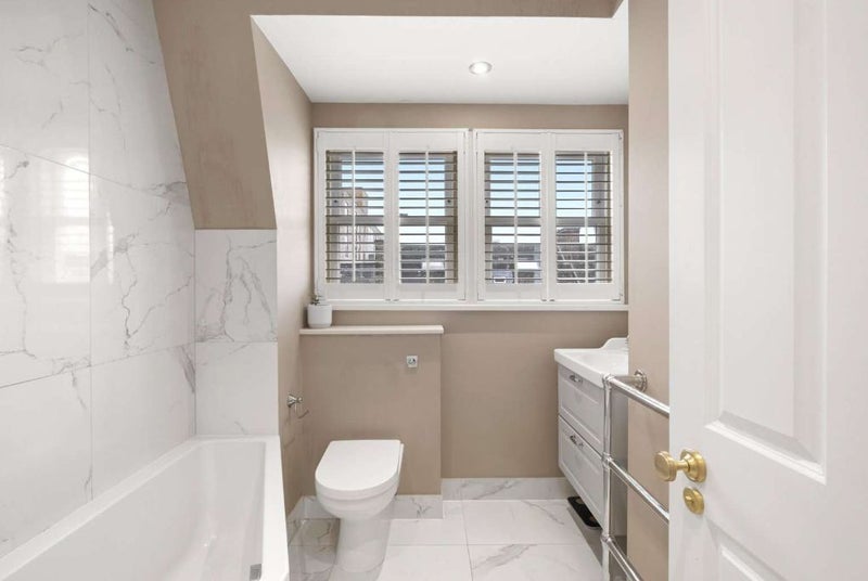 Room Lots Road in Greater London