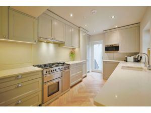Room Lots Road in Greater London