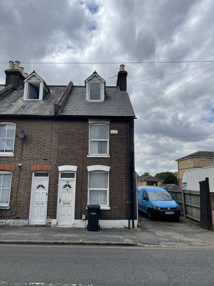 House Old Bedford Road in Luton