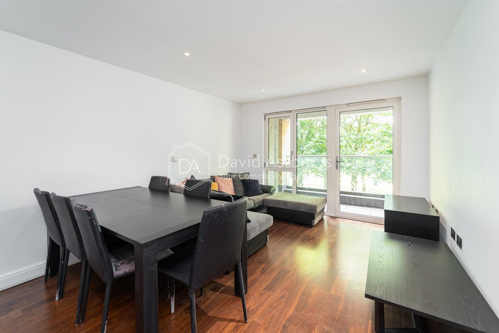 Flat Lough Road in Greater London