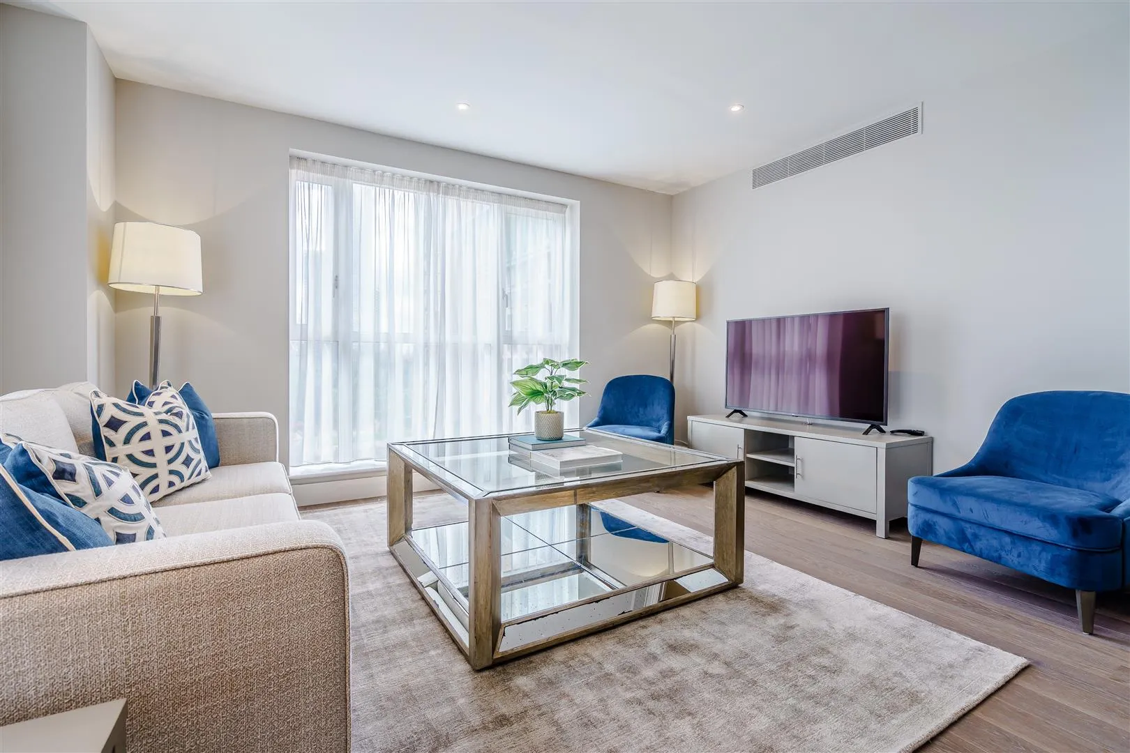 Flat Westferry Circus in Greater London