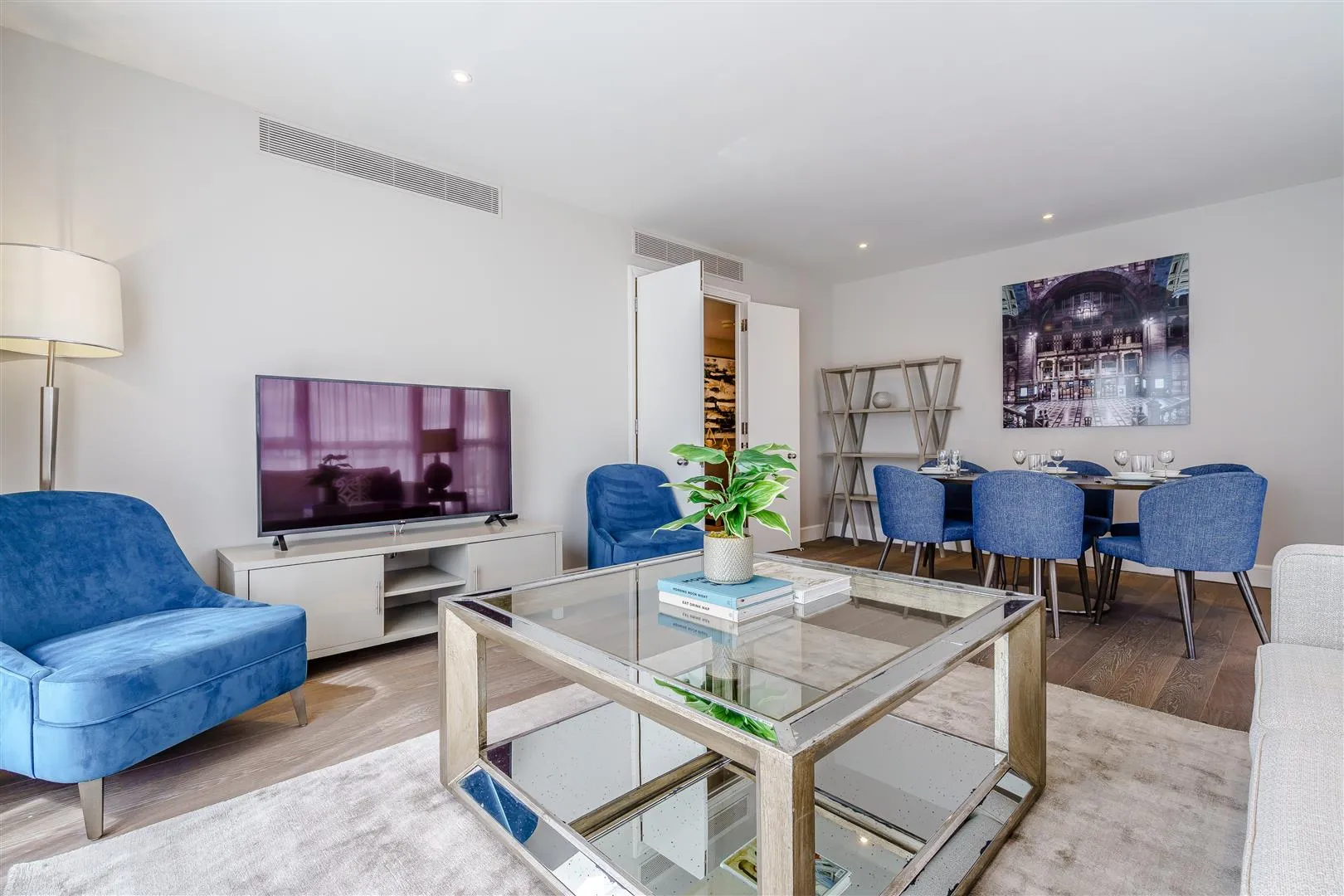Flat Westferry Circus in Greater London