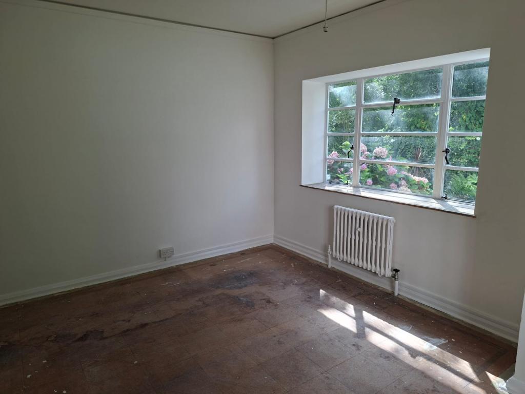 Flat Sandgate Road in Folkestone and Hythe District