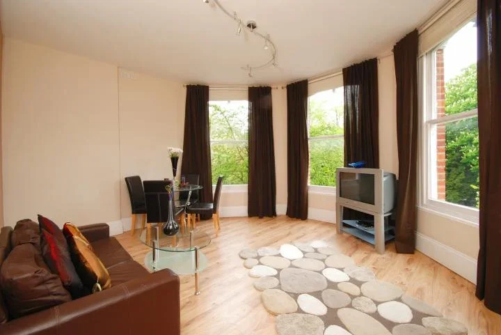 Flat Christchurch Avenue in Greater London