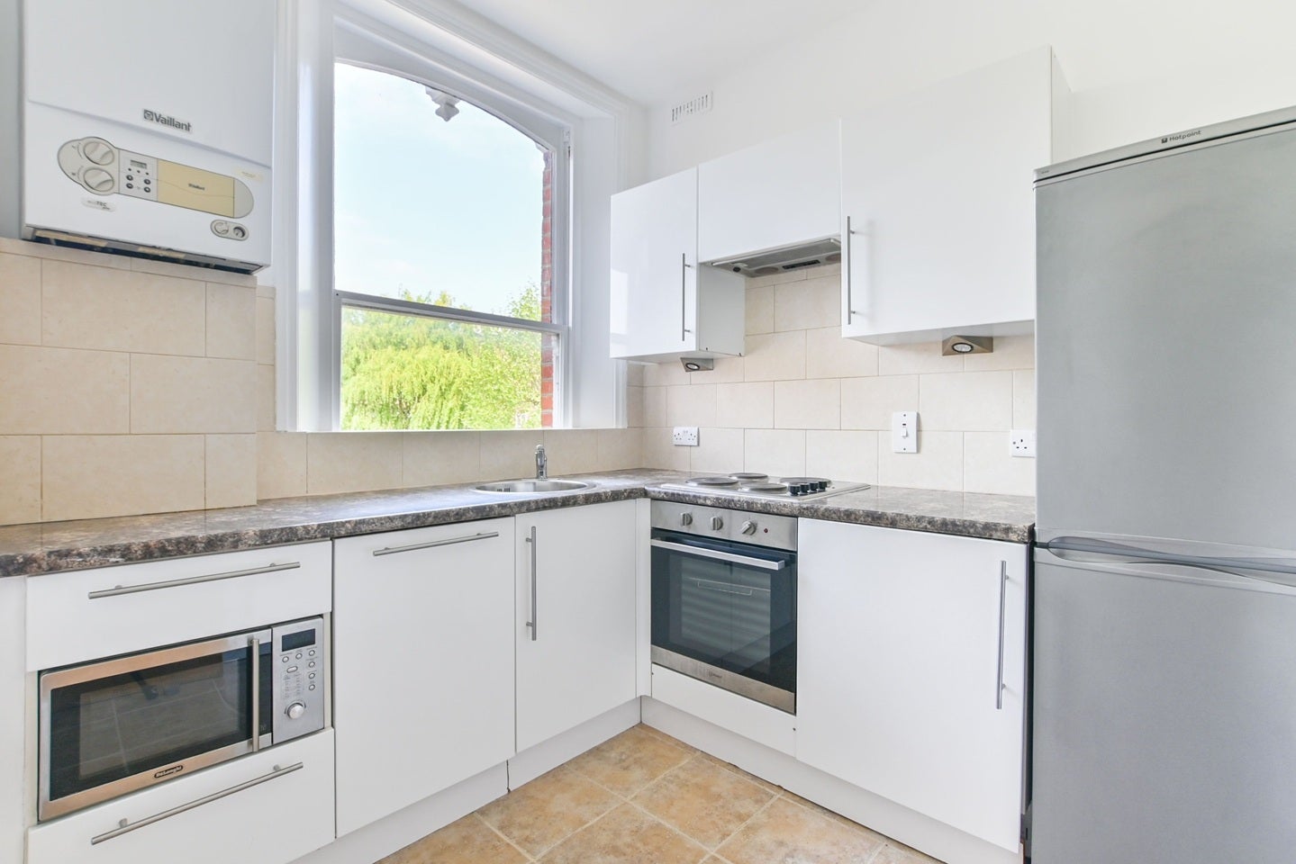Flat Christchurch Avenue in Greater London