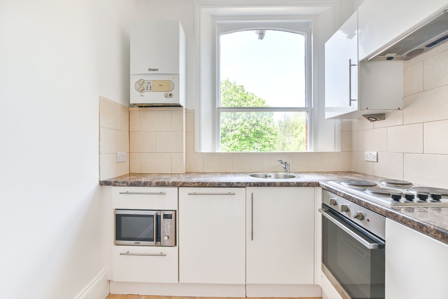 Flat Christchurch Avenue in Greater London