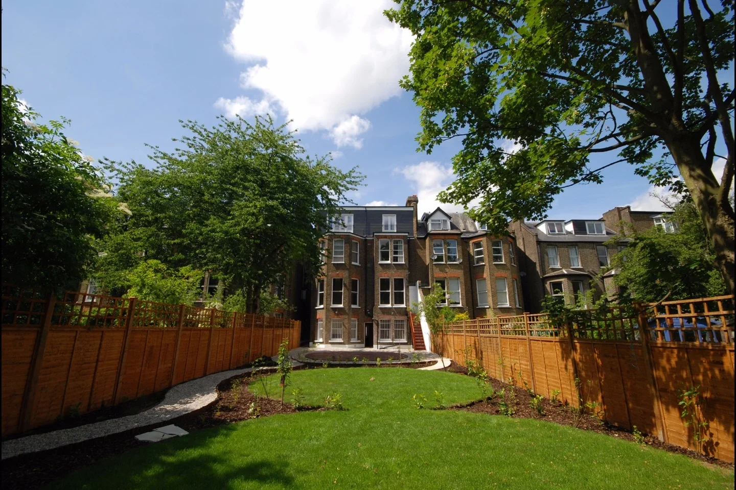 Flat Christchurch Avenue in Greater London