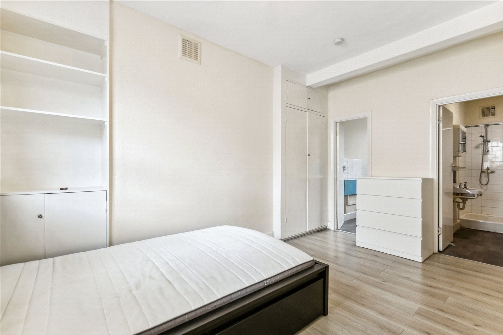 Flat Cumberland Street in City of Westminster