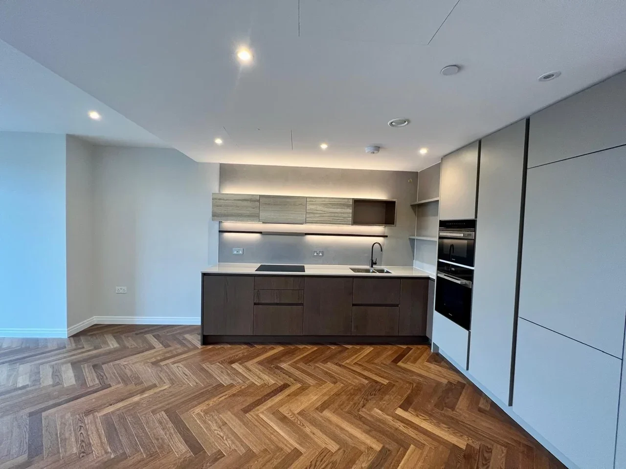 Flat Michael Road in Greater London