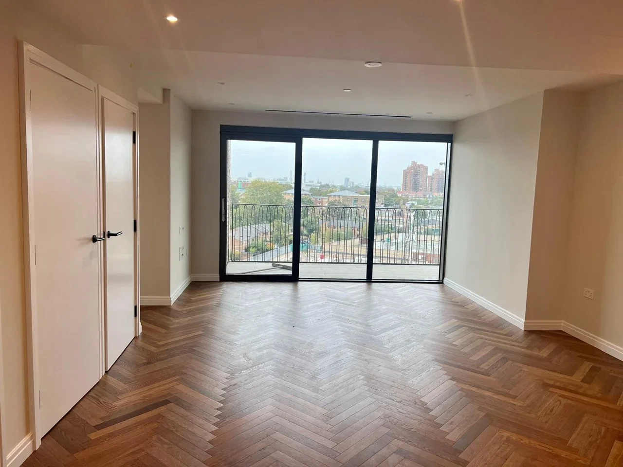 Flat Michael Road in Greater London