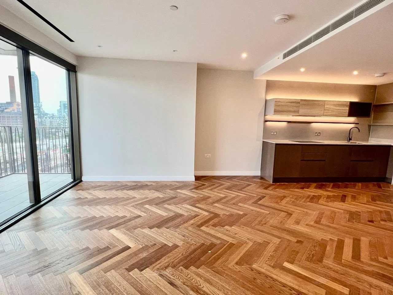 Flat Michael Road in Greater London