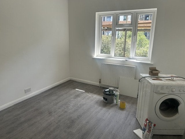 Flat Empire Way in Greater London