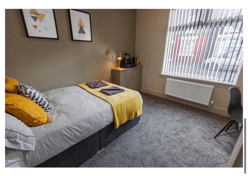 Room Gwendoline Street in Liverpool