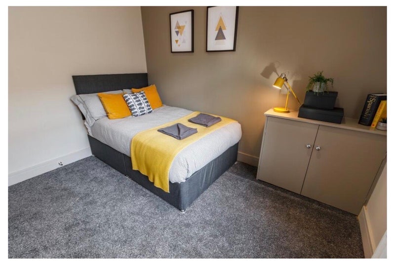 Room Gwendoline Street in Liverpool