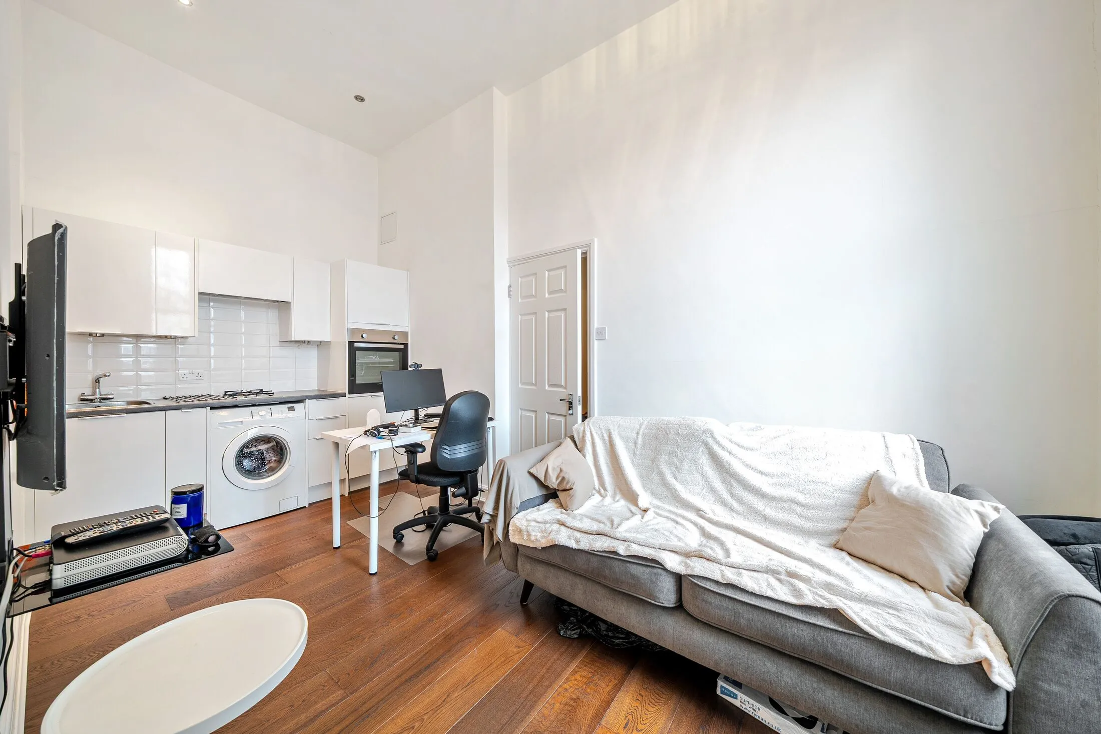 Flat Longridge Road in Greater London