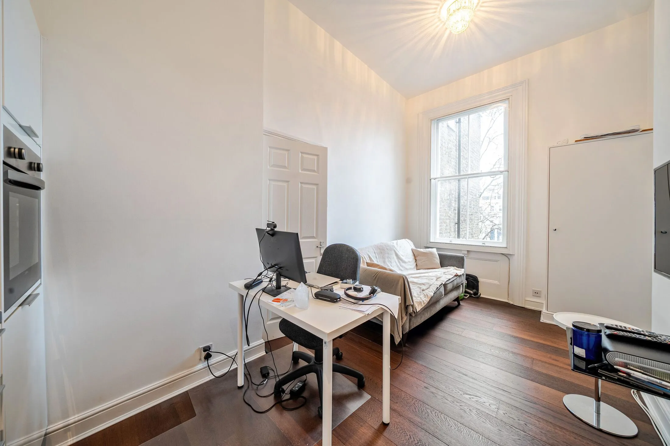 Flat Longridge Road in Greater London