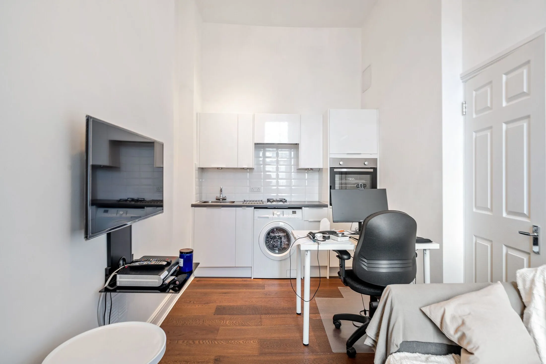 Flat Longridge Road in Greater London